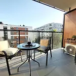 Siedmiogrodzka - Handy Location, Aircon & Garage Free Apartamento Varsovia