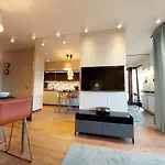 Siedmiogrodzka - Handy Location, Aircon & Garage Free Apartamento Varsovia