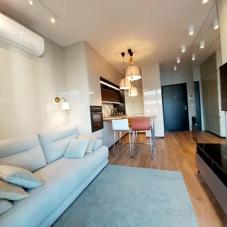 Siedmiogrodzka - Handy Location, Aircon & Garage Free Warszawa