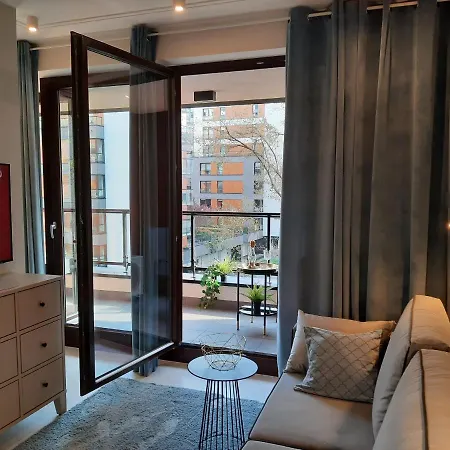 Siedmiogrodzka - Handy Location, Aircon & Garage Free Lejlighed