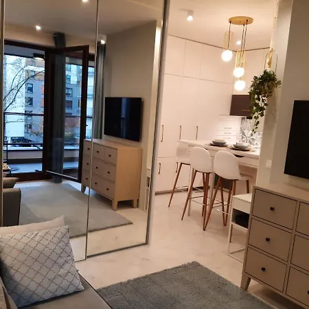Apartment Siedmiogrodzka - Handy Location, Aircon & Garage Free Warsaw