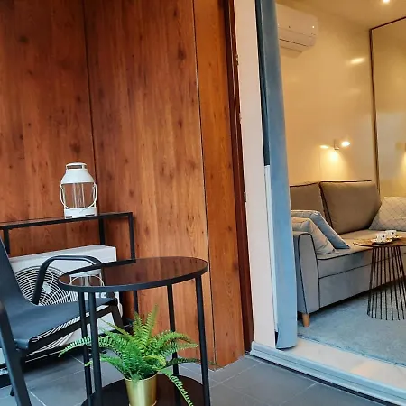 Siedmiogrodzka - Handy Location, Aircon & Garage Free Lejlighed