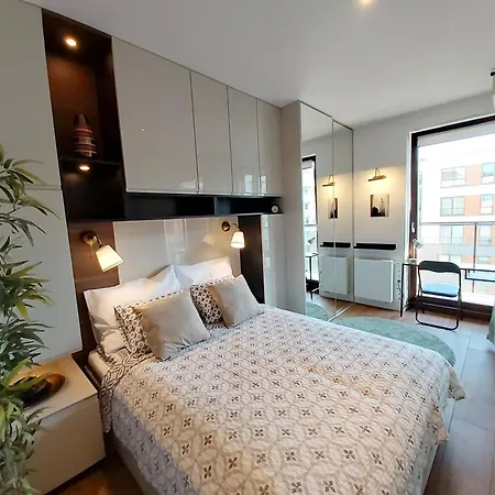 Apartment Siedmiogrodzka - Handy Location, Aircon & Garage Free Warsaw