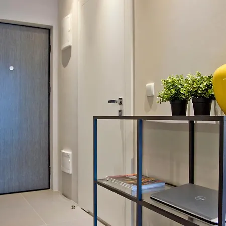Siedmiogrodzka - Handy Location, Aircon & Garage Free Warszawa