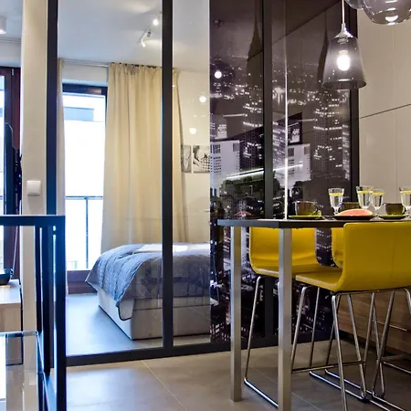 Siedmiogrodzka - Handy Location, Aircon & Garage Free Warszawa
