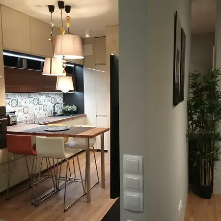 Siedmiogrodzka - Handy Location, Aircon & Garage Free Apartment *