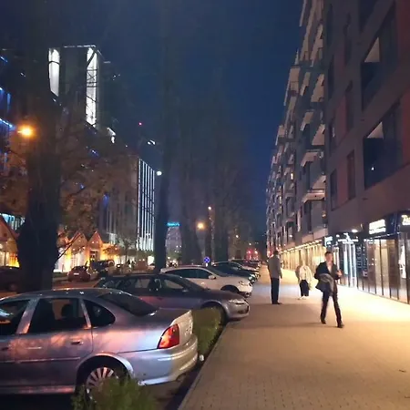 Siedmiogrodzka - Handy Location, Aircon & Garage Free Lejlighed *