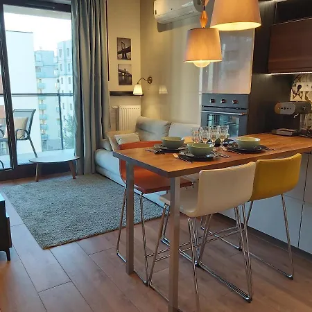 Siedmiogrodzka - Handy Location, Aircon & Garage Free Lejlighed