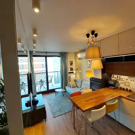 Siedmiogrodzka - Handy Location, Aircon & Garage Free Apartment Warsaw