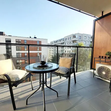 Siedmiogrodzka - Handy Location, Aircon & Garage Free Apartment Warsaw