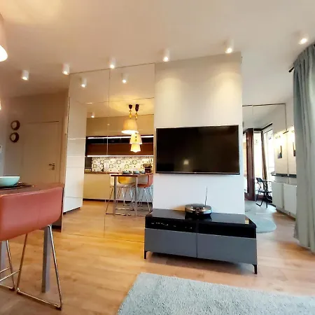 Siedmiogrodzka - Handy Location, Aircon & Garage Free Lejlighed Warszawa