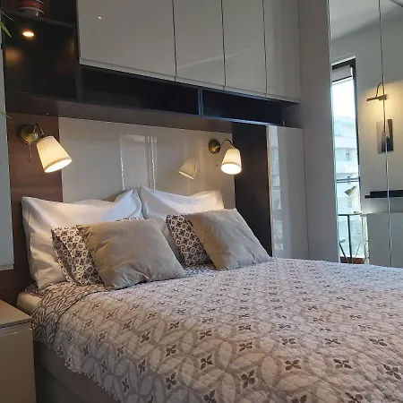 Siedmiogrodzka - Handy Location, Aircon & Garage Free Lejlighed *